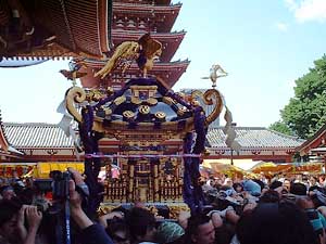 浅草寺に向う神輿１