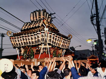 曽屋神社大神輿の差し風景