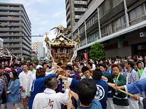 �`�r������R